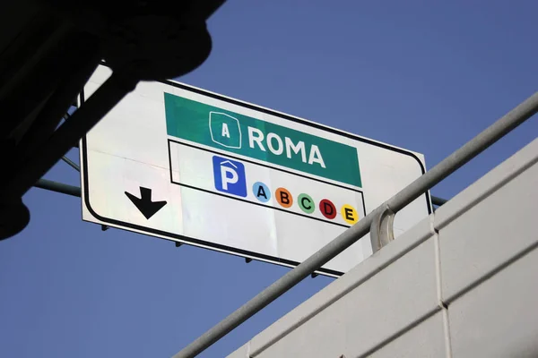 Dopravní Značka Ukazující Směr Řím — Stock fotografie