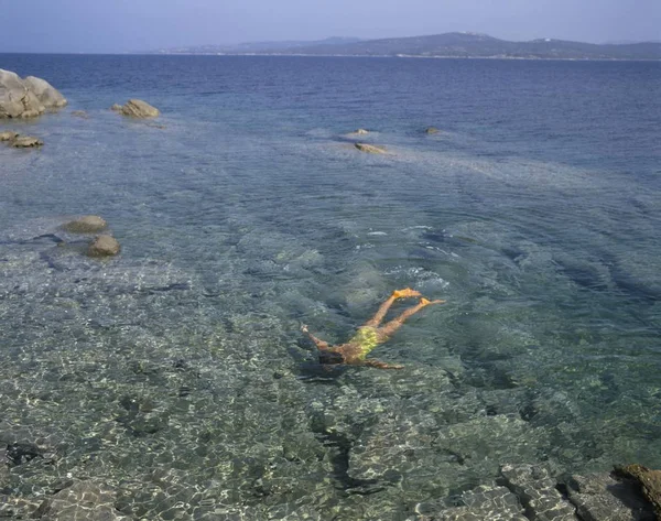 Молодая Женщина Ныряет Плоскую Воду Италии — стоковое фото