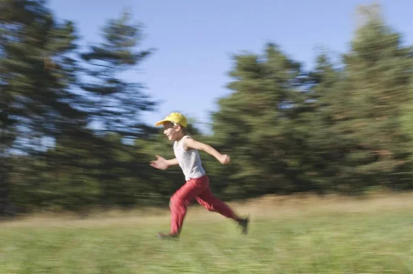 腕を伸ばして走る６歳の少年 — ストック写真