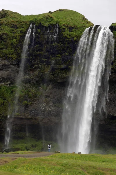 Turista Vodopád Seljalandsfoss Islandu — Stock fotografie