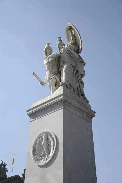 雅典娜鼓励战士在战斗由阿尔伯特沃尔夫 1853 其中一个八个天使雕像从卡尔 Friedrich Schinkel Schlossbrcke 在会计洞穴椴树和卡尔卡尔 李卜克内西街道之间在柏林中心 — 图库照片