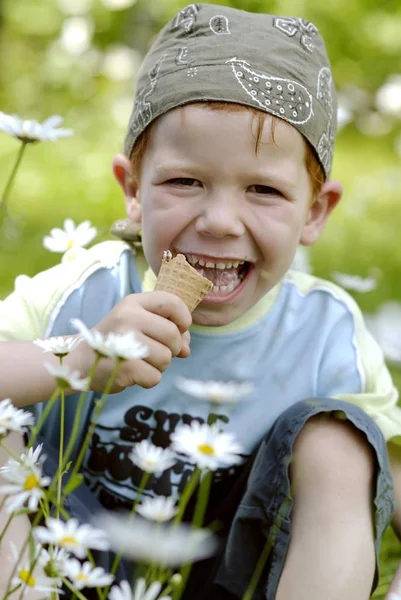 Счастливый Ребенок Ест Мороженое — стоковое фото
