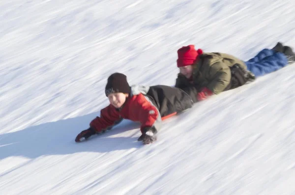 Les Enfants Glissent Sur Leur Ventre Descente — Photo