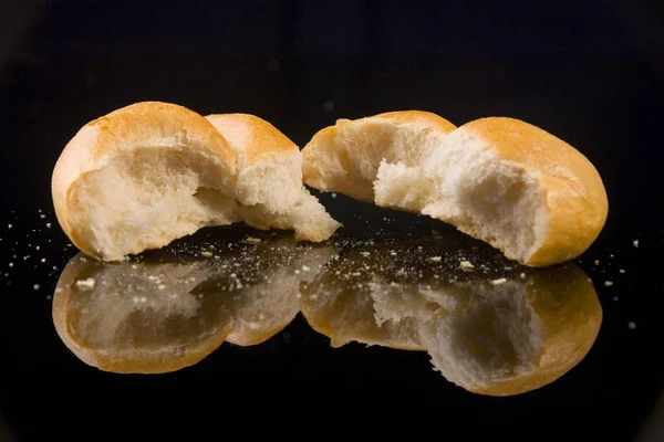 Chléb Najet Černém Povrchu Studiu — Stock fotografie