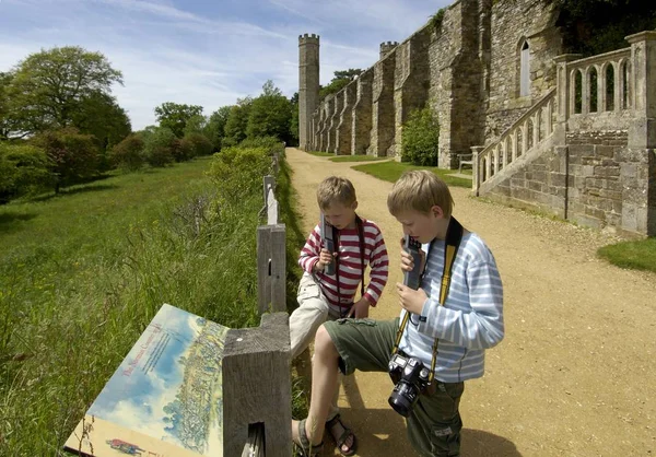 Children Listening Historical Explanations Battle Abbey Town Battle Hastings 1066 — Stock Photo, Image