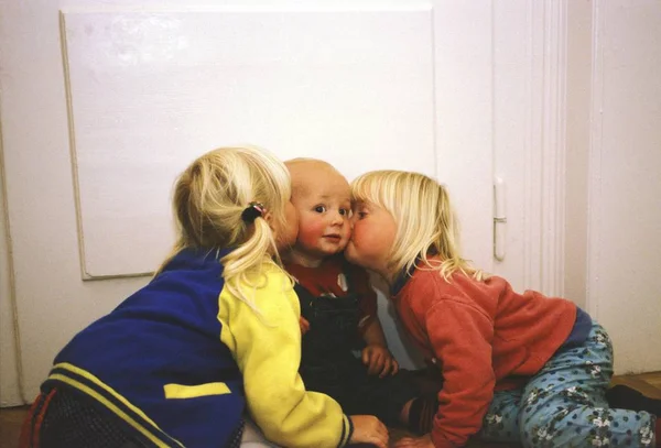 Dwie Dziewczyny Całujące Się Rocznym Chłopcem — Zdjęcie stockowe