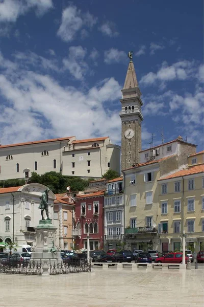 主要正方形 Tartinijev Trg 与市政厅和教会 Jurij Piran 的老镇在斯洛文尼亚的亚得里亚海沿岸 — 图库照片