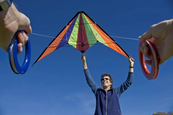 Mujer Volando Una Cometa Aire Libre —  Fotos de Stock