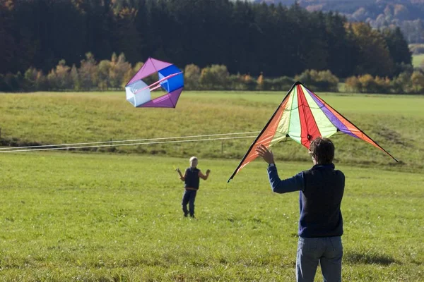 Mujer Niño Volando Una Cometa Baviera Alemania —  Fotos de Stock