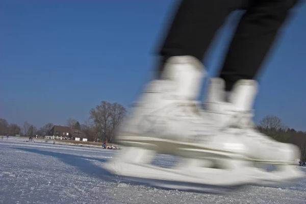 Schlittschuhlaufen Auf Einem Zugefrorenen See — Stockfoto