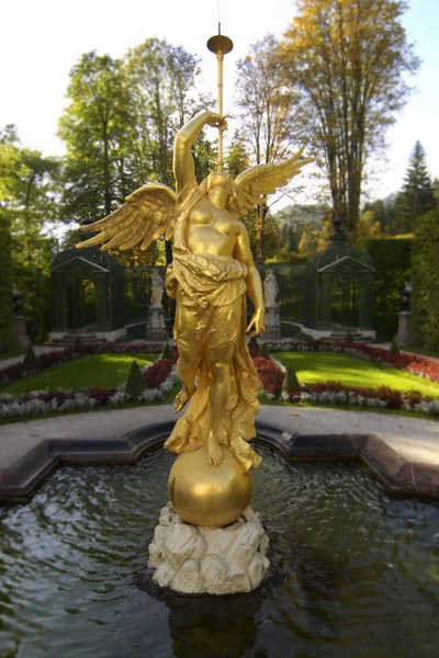 Fonte Com Estátua Palácio Linderhof Baviera Alemanha — Fotografia de Stock