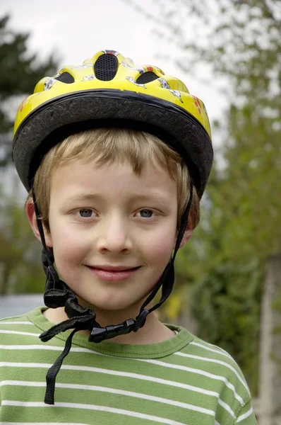 Boy Dengan Helm Sepeda — Stok Foto