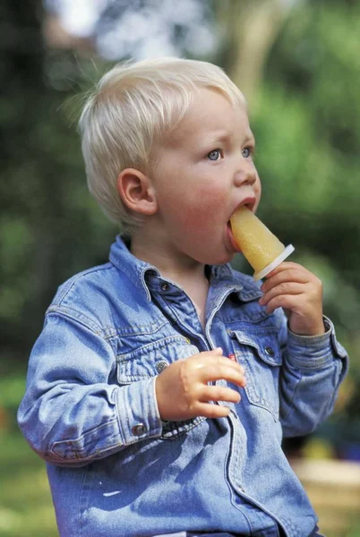 Menino Dois Anos Comendo Gelo — Fotografia de Stock