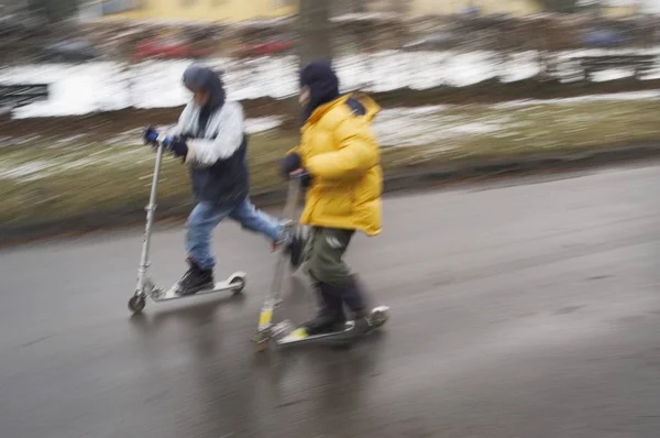 Twee Jongens Scooters Winter — Stockfoto