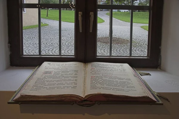 Gebetbuch Römischer Schrift Auf Einer Fensterbank Eines Bayerischen Klosters — Stockfoto
