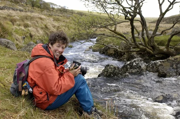 Whistmans Wood Dartmoor Ulusal Parkı Yakınlarındaki Dart Nehrinin Kenarında Oturan — Stok fotoğraf