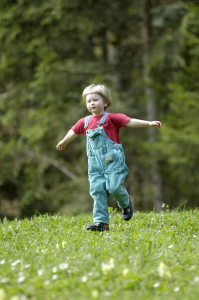 Yaşında Bir Kız Baharda Çayırda Koşuyor — Stok fotoğraf