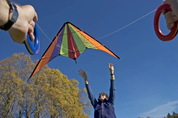 Mujer Volando Una Cometa Aire Libre —  Fotos de Stock