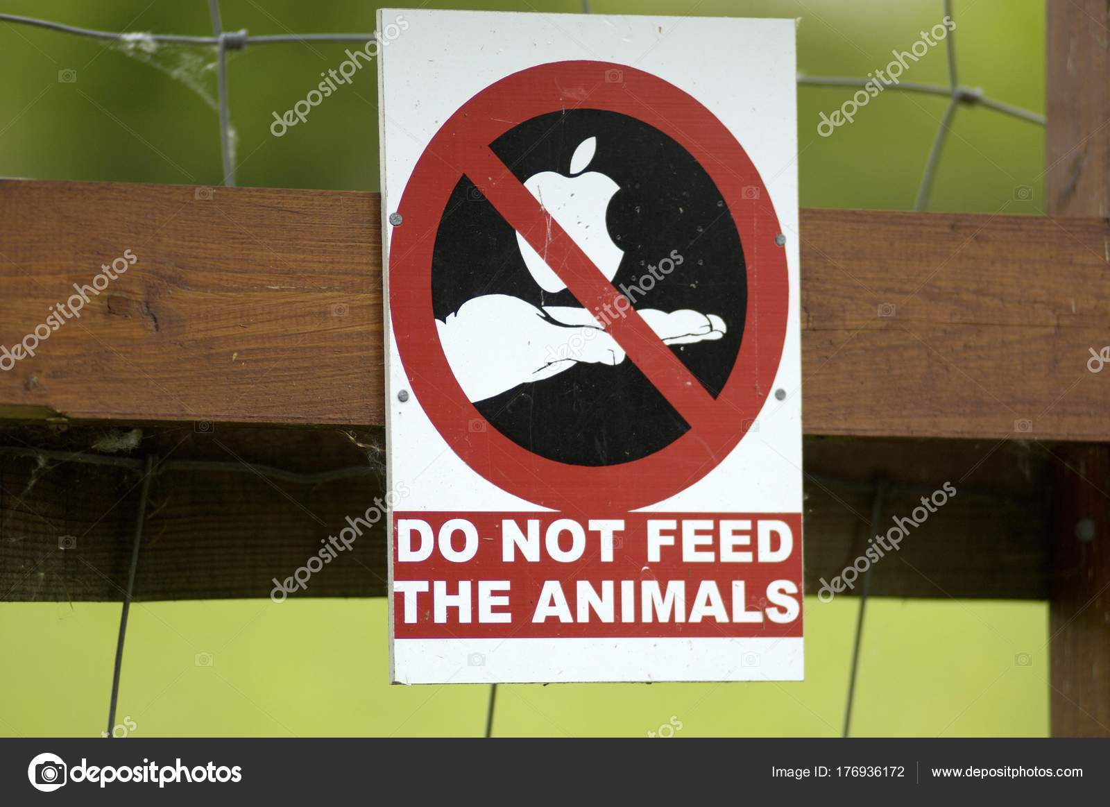 Warning Sign Feed Animals — Stock Photo © imagebrokermicrostock #176936172