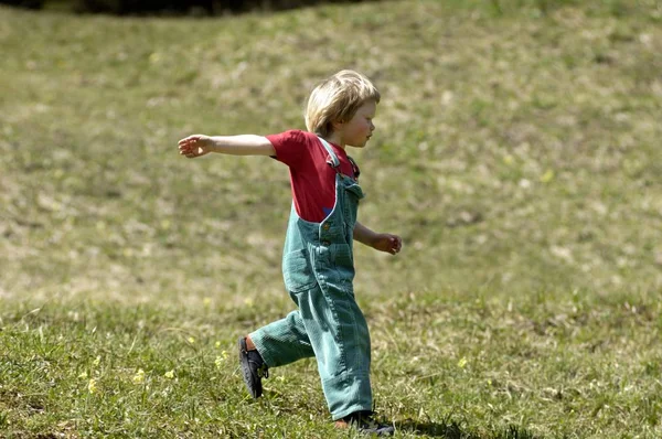 Uma Menina Três Anos Correndo Por Prado Primavera — Fotografia de Stock