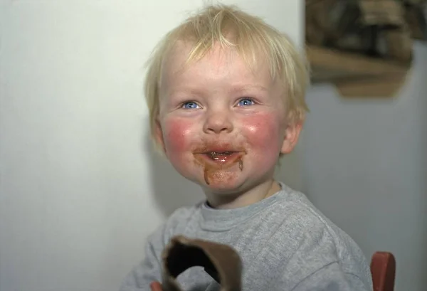 Little Boy Met Chocolade Mond — Stockfoto