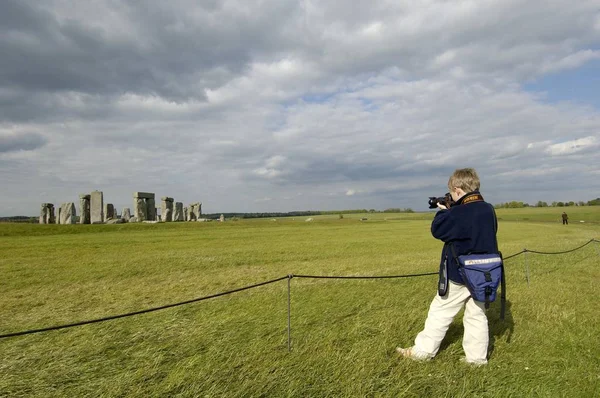 Menino Tirando Fotos Stonehenge Wessex Inglaterra Grã Bretanha — Fotografia de Stock