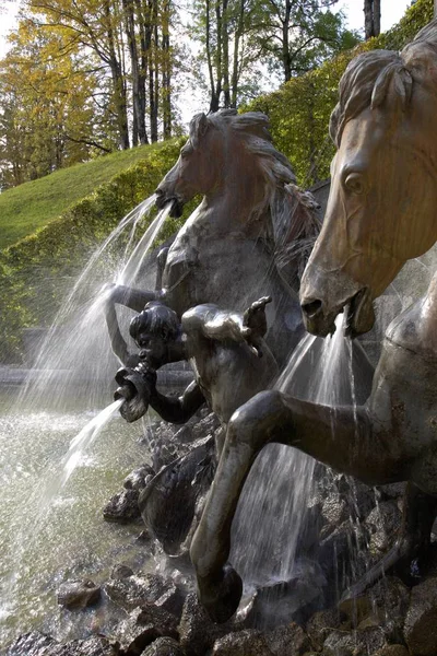 德国巴伐利亚林德霍夫宫的喷泉 — 图库照片