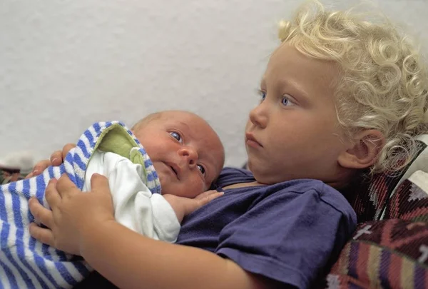 Dois Anos Idade Menino Segurando Cinco Semanas Idade Bebê — Fotografia de Stock