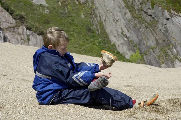 Pojke Skakong Stenar Sko Framför Skiffer Klippa Vid Stranden Slapton — Stockfoto