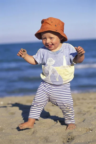 Ano Idade Menino Aprendendo Andar Praia — Fotografia de Stock