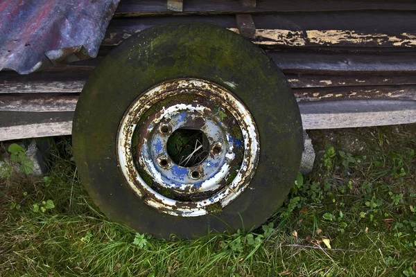 Rusted Samochodu Opony Opony Koła — Zdjęcie stockowe
