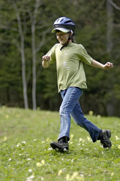 Seorang Gadis Delapan Tahun Berjalan Menyusuri Padang Rumput Musim Semi — Stok Foto