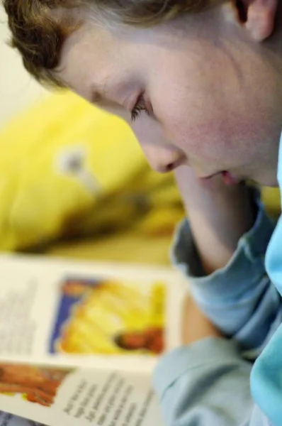 Хлопчик Читає Ліжку Крупним Планом — стокове фото