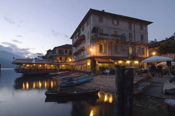 奥尔塔圣 Giulio 湖奥尔塔湖畔奥尔塔山麓皮埃蒙特意大利人在一个完整的餐厅和酒吧在湖岸边 Twighlight — 图库照片