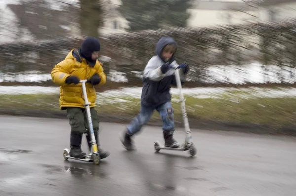 Twee Jongens Scooters Winter — Stockfoto