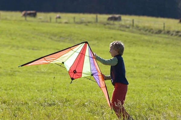 Ragazzo Che Vola Con Aquilone Baviera Germania — Foto Stock