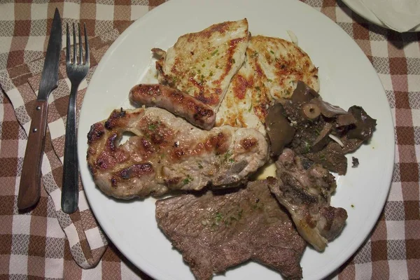 Πιάτο Κρέας Στο Τραπέζι — Φωτογραφία Αρχείου