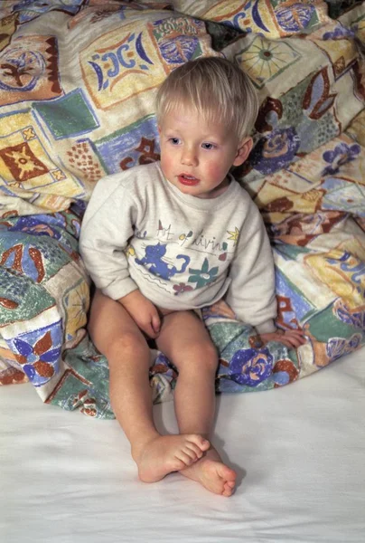 Маленький Хлопчик Сидить Ліжку — стокове фото