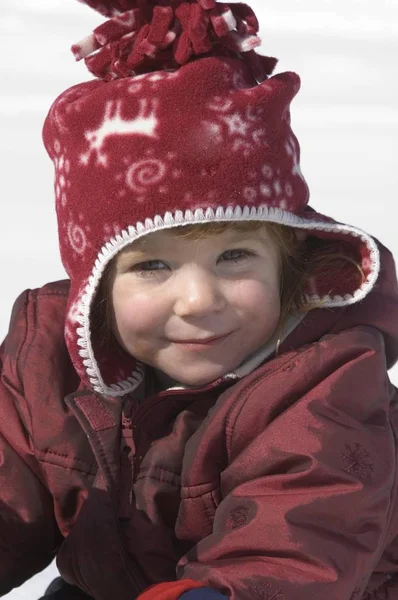 Dziewczyna Grubymi Zimowymi Ubraniami Śmieje Się Śniegu — Zdjęcie stockowe