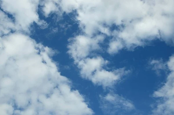 Пушистые Белые Облака Небе — стоковое фото