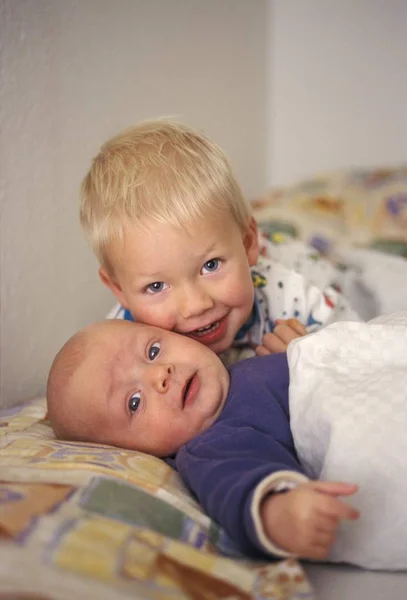 Dois Irmãos Três Meses Dois Anos — Fotografia de Stock