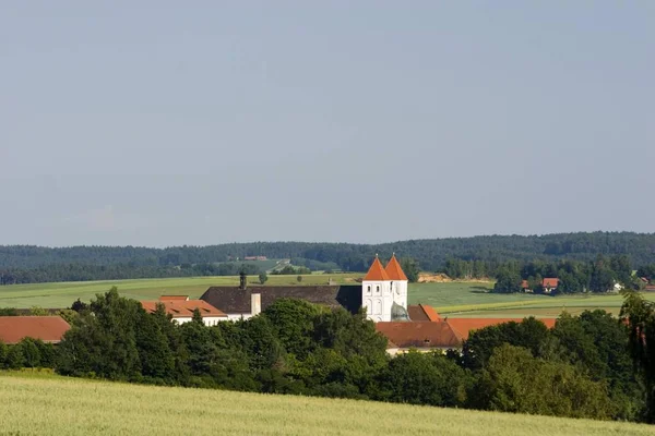 Grönt Gräs Landskap Med Byggnader Bayern Tyskland — Stockfoto