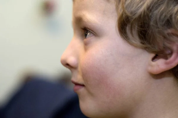 Sylwetka Siedmioletniego Chłopca — Zdjęcie stockowe