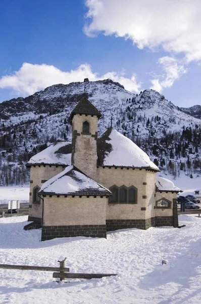 Passo San Pellegrino Trentino Italia Iglesia Del Paso Unter Montaña —  Fotos de Stock