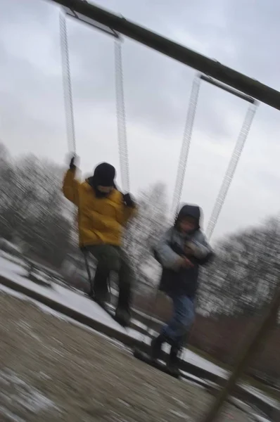 Dois Meninos Balanços Playground Inverno — Fotografia de Stock