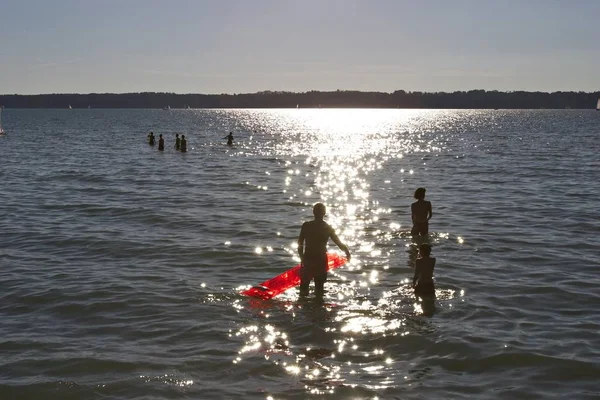 Starnbergsjön Oberbayern Och Människor Vatten Vid Solnedgången — Stockfoto