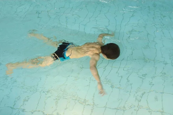 Plongée Pour Enfants Dans Piscine Intérieure — Photo