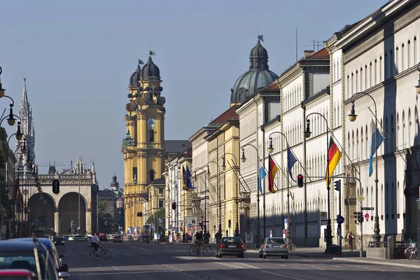 Ludwigstrasse Withtheatinerkirche Feldherrnhalle Monachium Bawaria — Zdjęcie stockowe