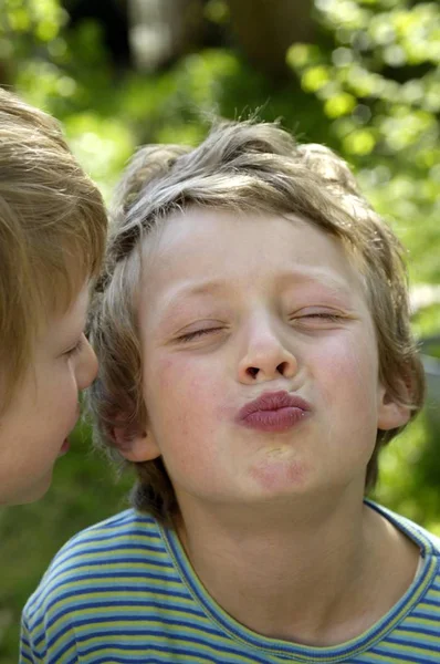 Menino Sete Anos Desenha Rosto Enquanto Seu Irmão Sussurra Seu — Fotografia de Stock