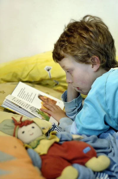 Хлопчик Читає Ліжку — стокове фото